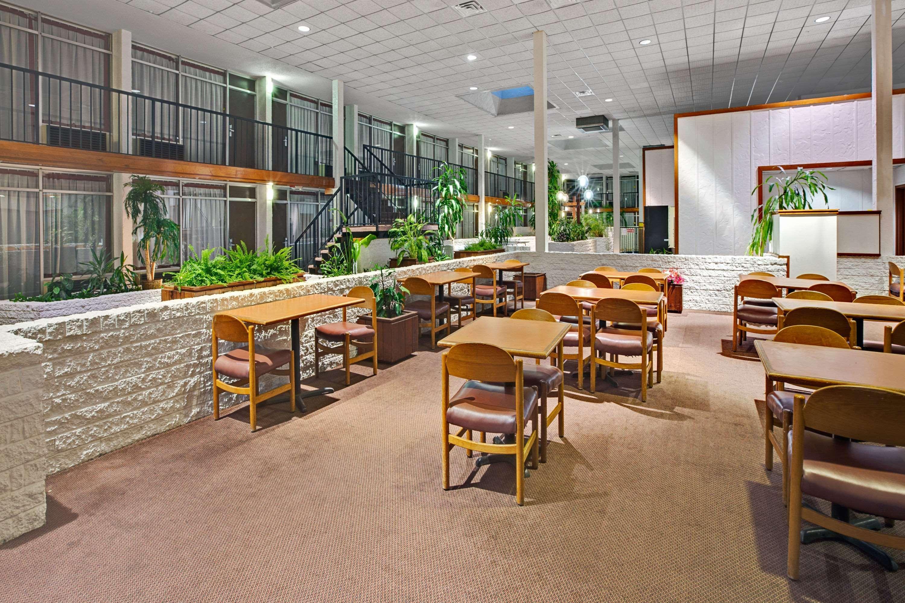 Super 8 By Wyndham Norman Hotel Exterior photo